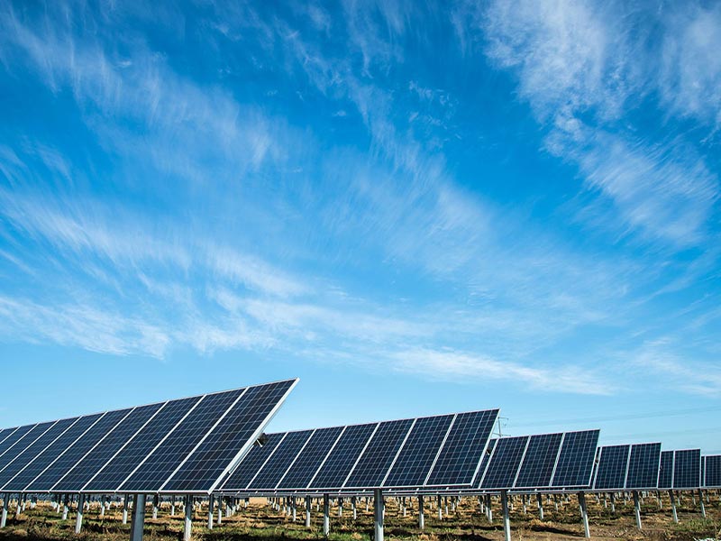¿Qué factores debe tener en cuenta al elegir un sistema de montaje solar?
